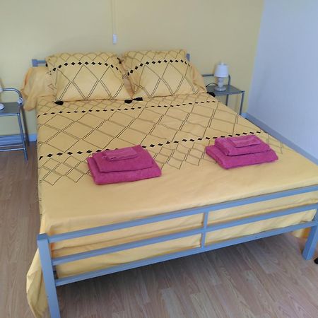 Au Nid De Mes Anges Bed & Breakfast Entrecasteaux Dış mekan fotoğraf