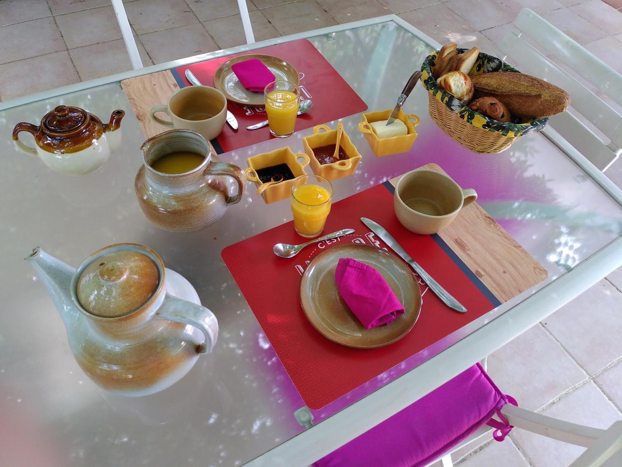 Au Nid De Mes Anges Bed & Breakfast Entrecasteaux Dış mekan fotoğraf