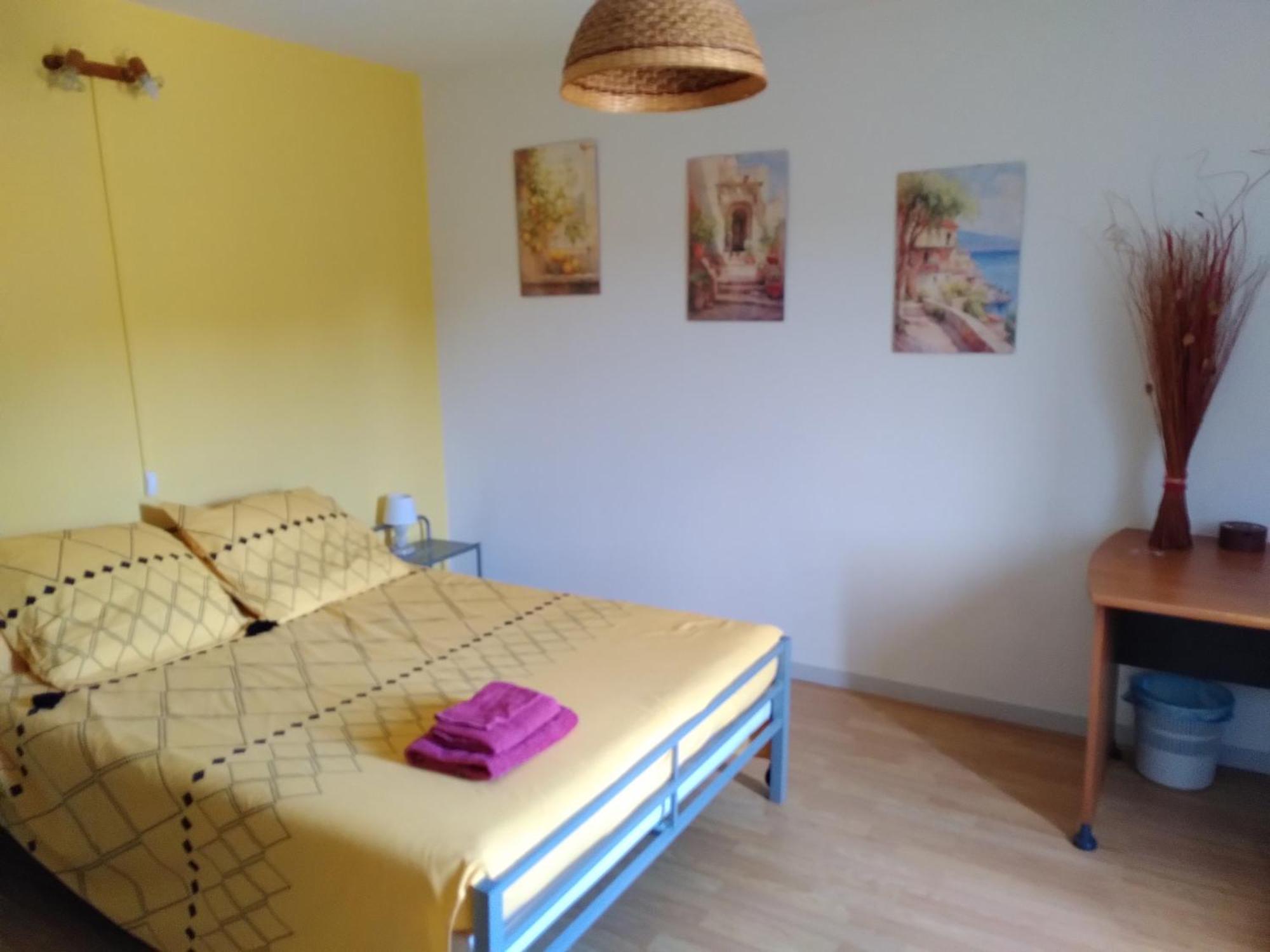 Au Nid De Mes Anges Bed & Breakfast Entrecasteaux Dış mekan fotoğraf